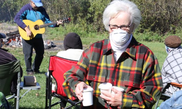 Seniors enjoy bonfire concert in Morris