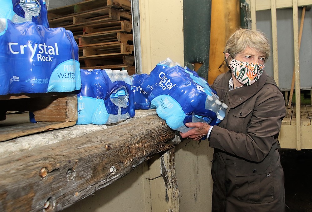 Volunteers deliver water to town schools