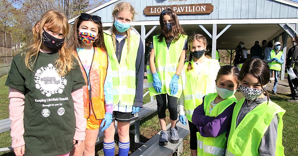 Volunteers clean roadsides for Earth Day