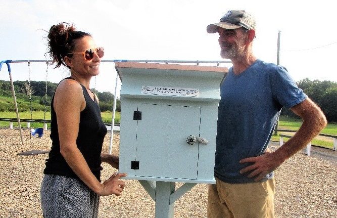 Morris artist gives book box to March Farm
