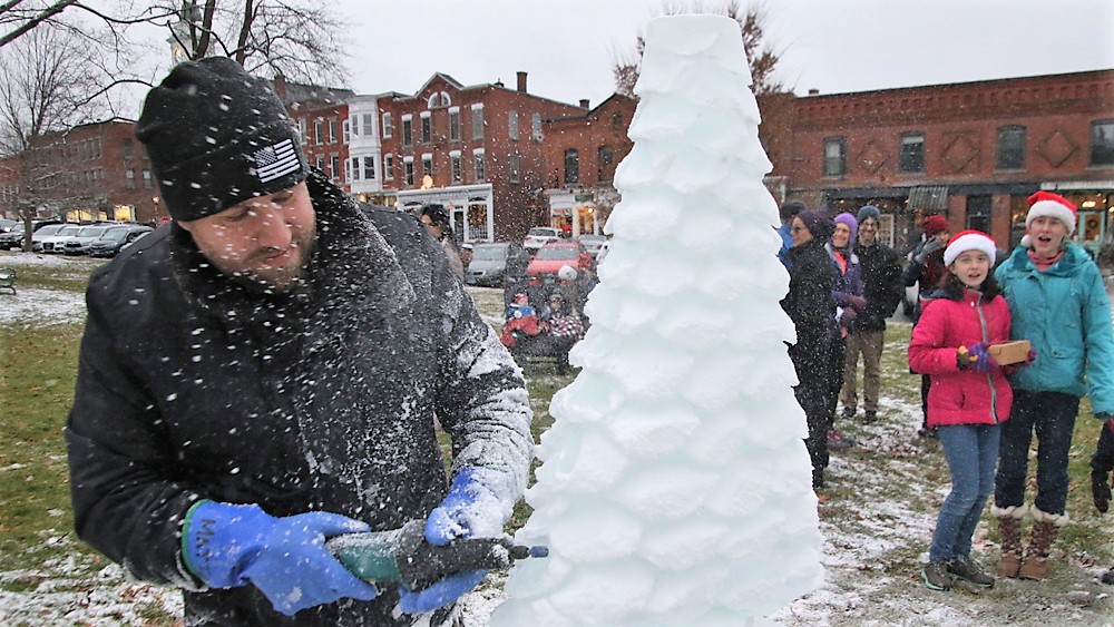 Holiday Stroll kicks off Christmas season