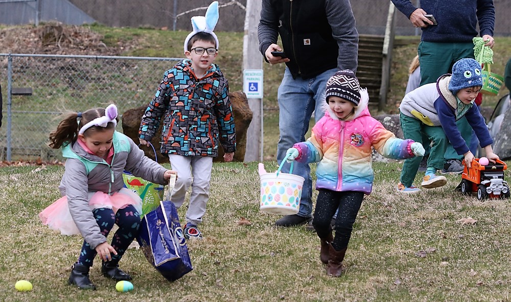 Easter egg hunt in Morris draws a crowd