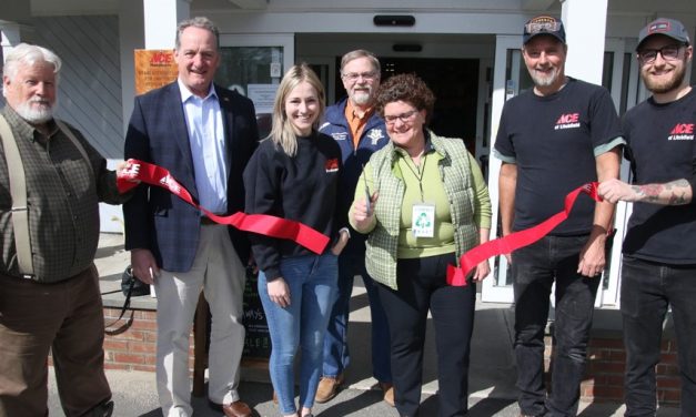 Elected officials pay tribute to Ace Hardware