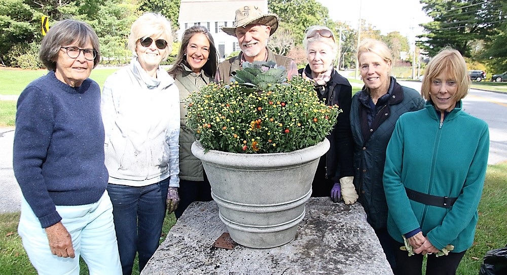 Garden club carries out a fall tradition