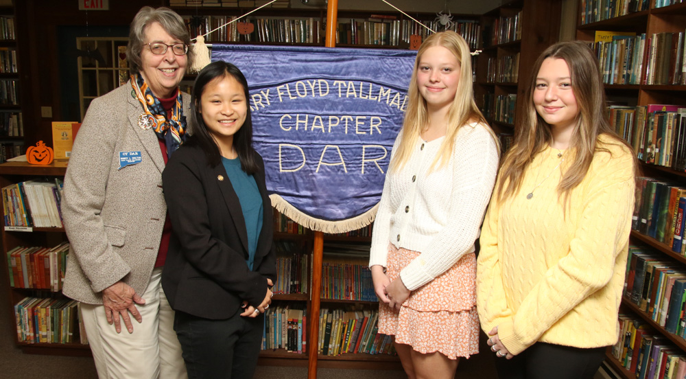 DAR Chapter awards local students