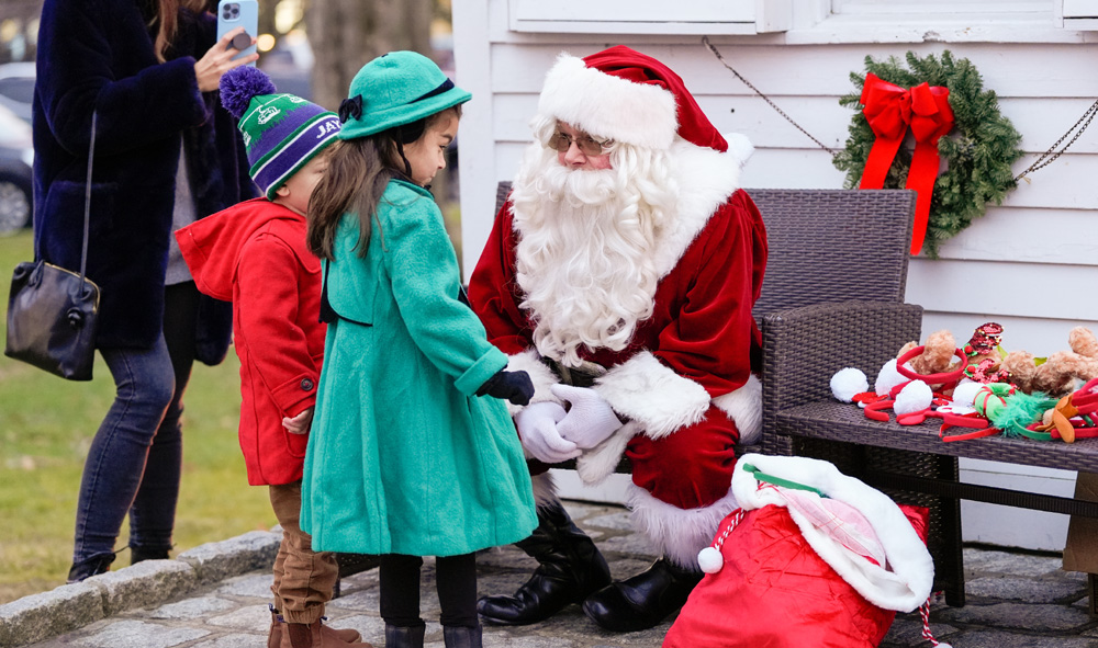 Tree lighting caps Christmas welcome