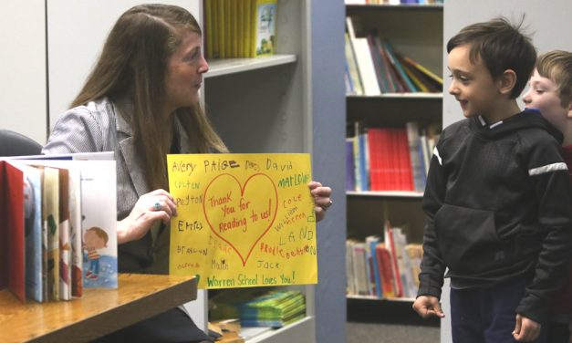 State representative reads at Warren School