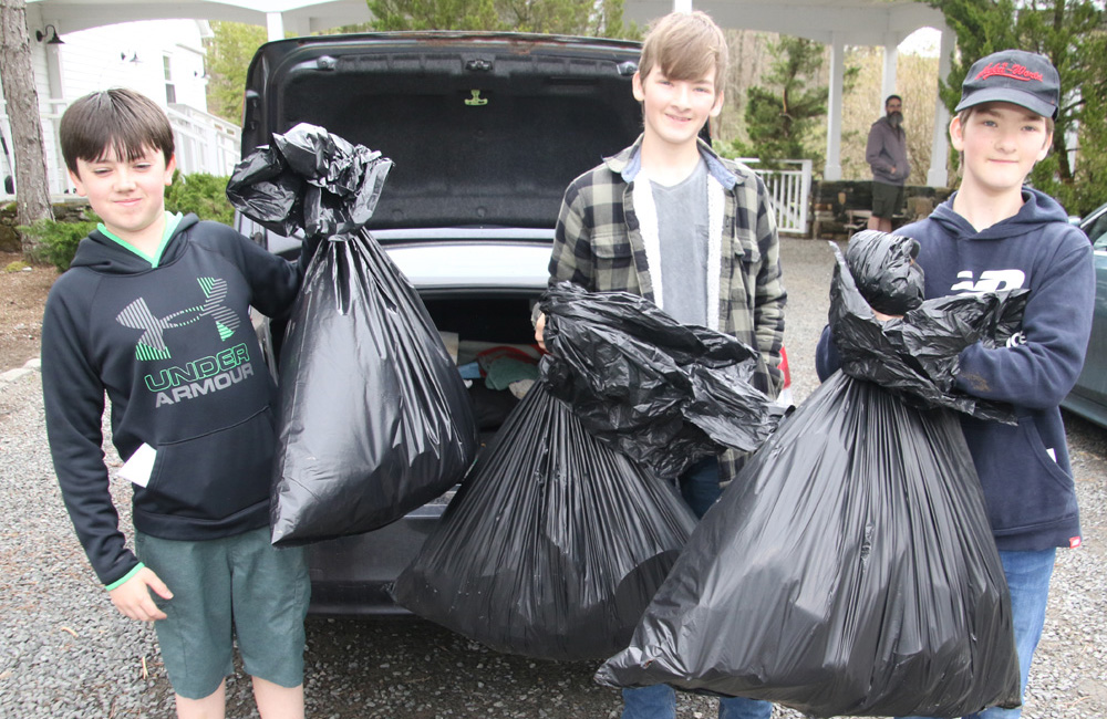 Warren Scouts volunteer on Earth Day