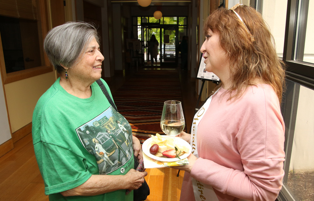 Mendez bids farewell at community center