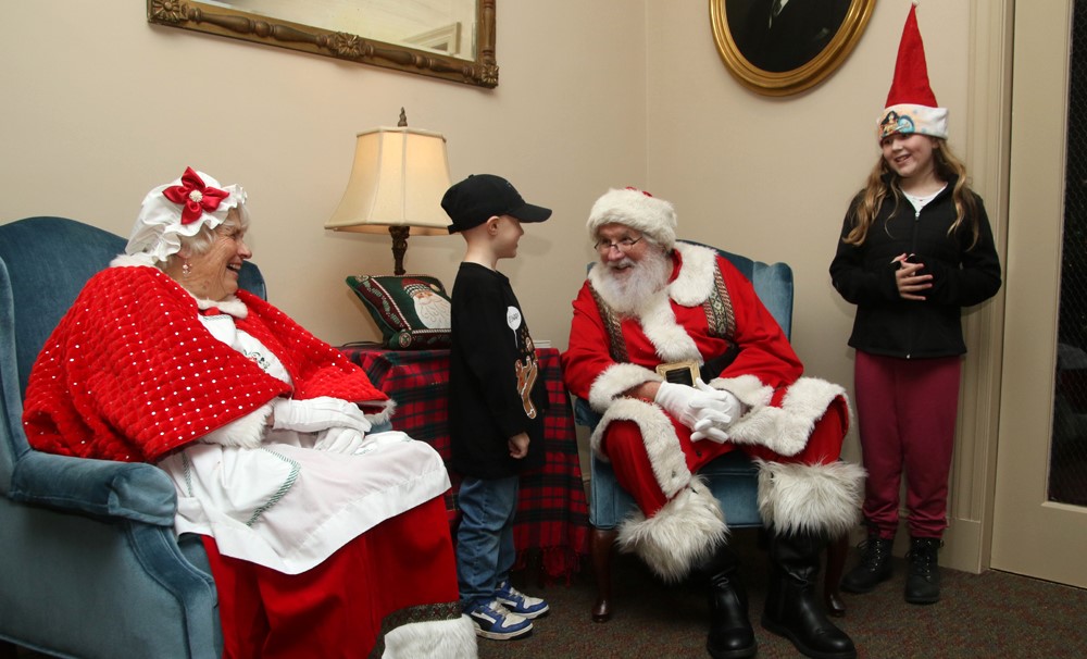 Santa, Mrs. Claus stars of show in Morris