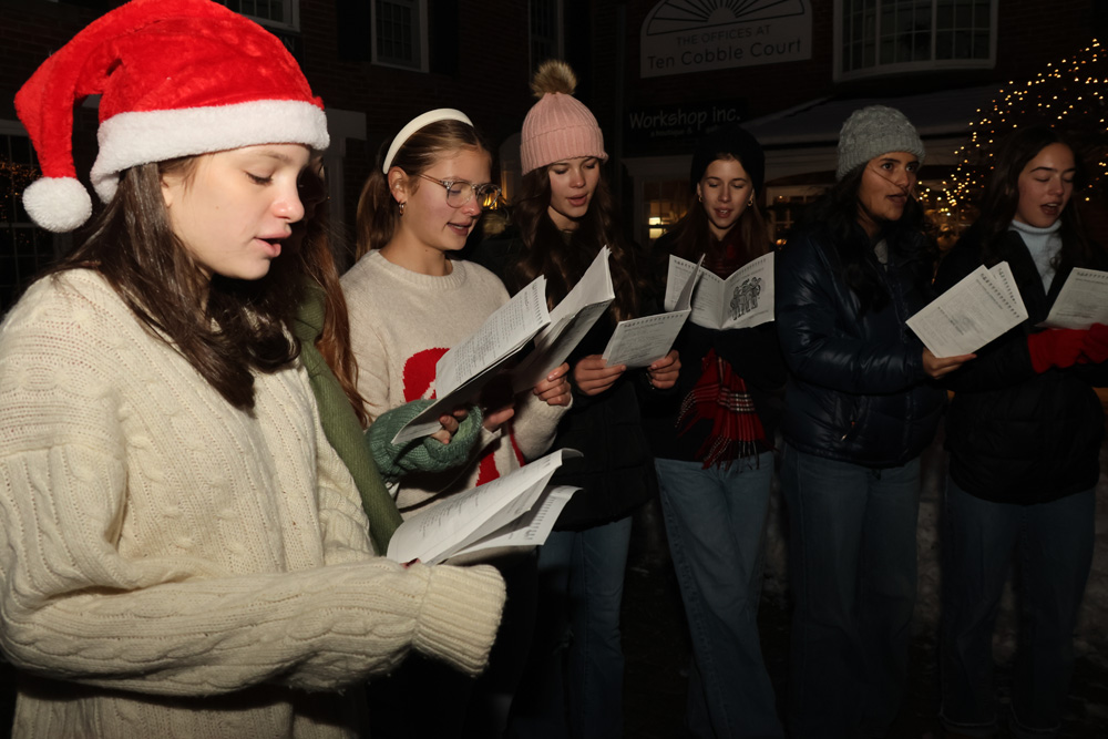 Holiday Stroll shines the Christmas light