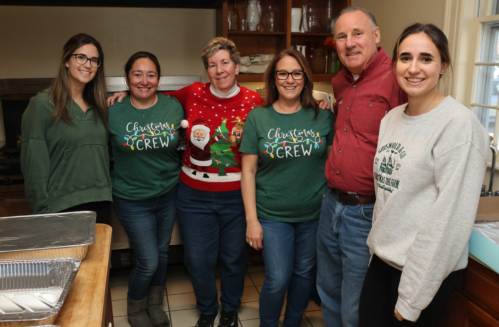 Seniors enjoys festive lunch and concert