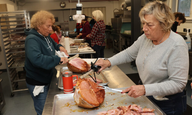 Volunteers prepared Christmas dinners