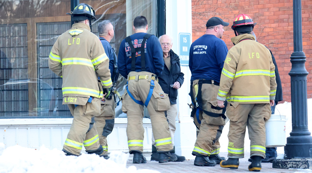 Vehicle slams into Litchfield post office