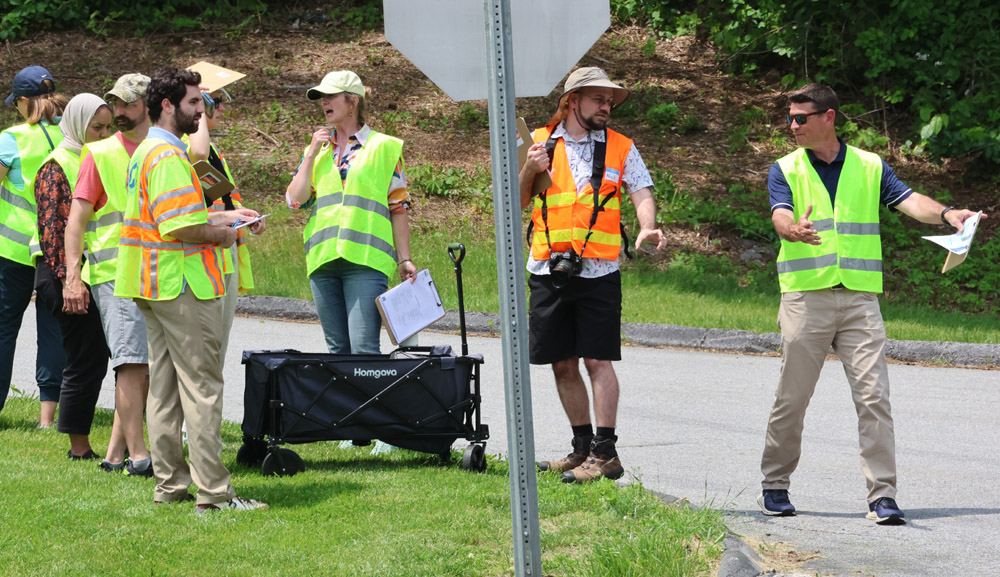 DOT reps observe Lakeview traffic patterns