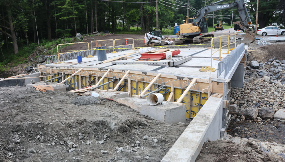 New bridge in Bantam is taking shape