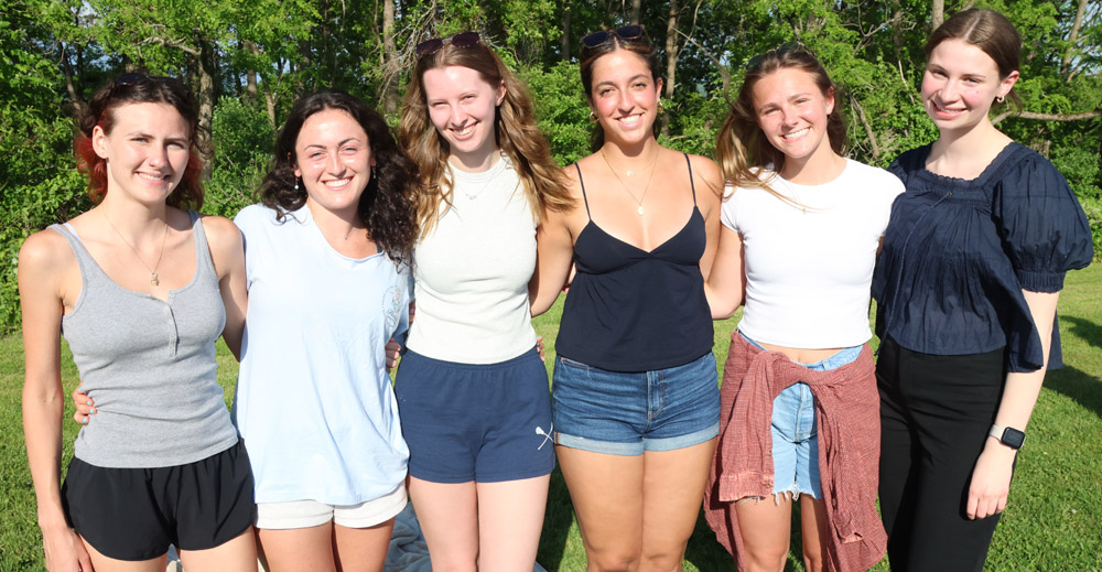 Alumni turn out to support Lakeview team