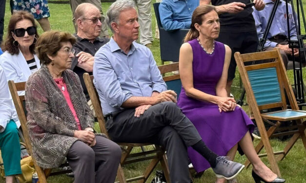Lamont in Warren for Democrat gathering