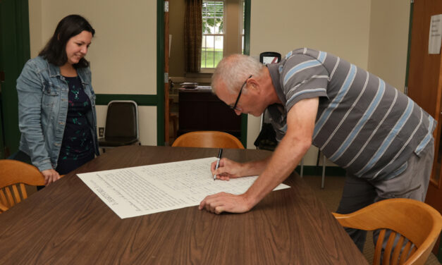 Morris signs on in salute to patriotism