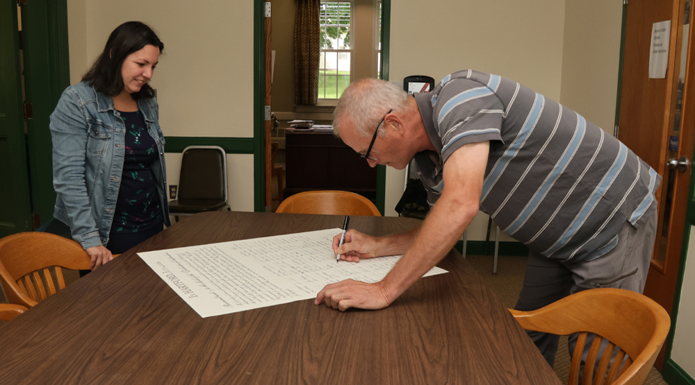 Morris signs on in salute to patriotism